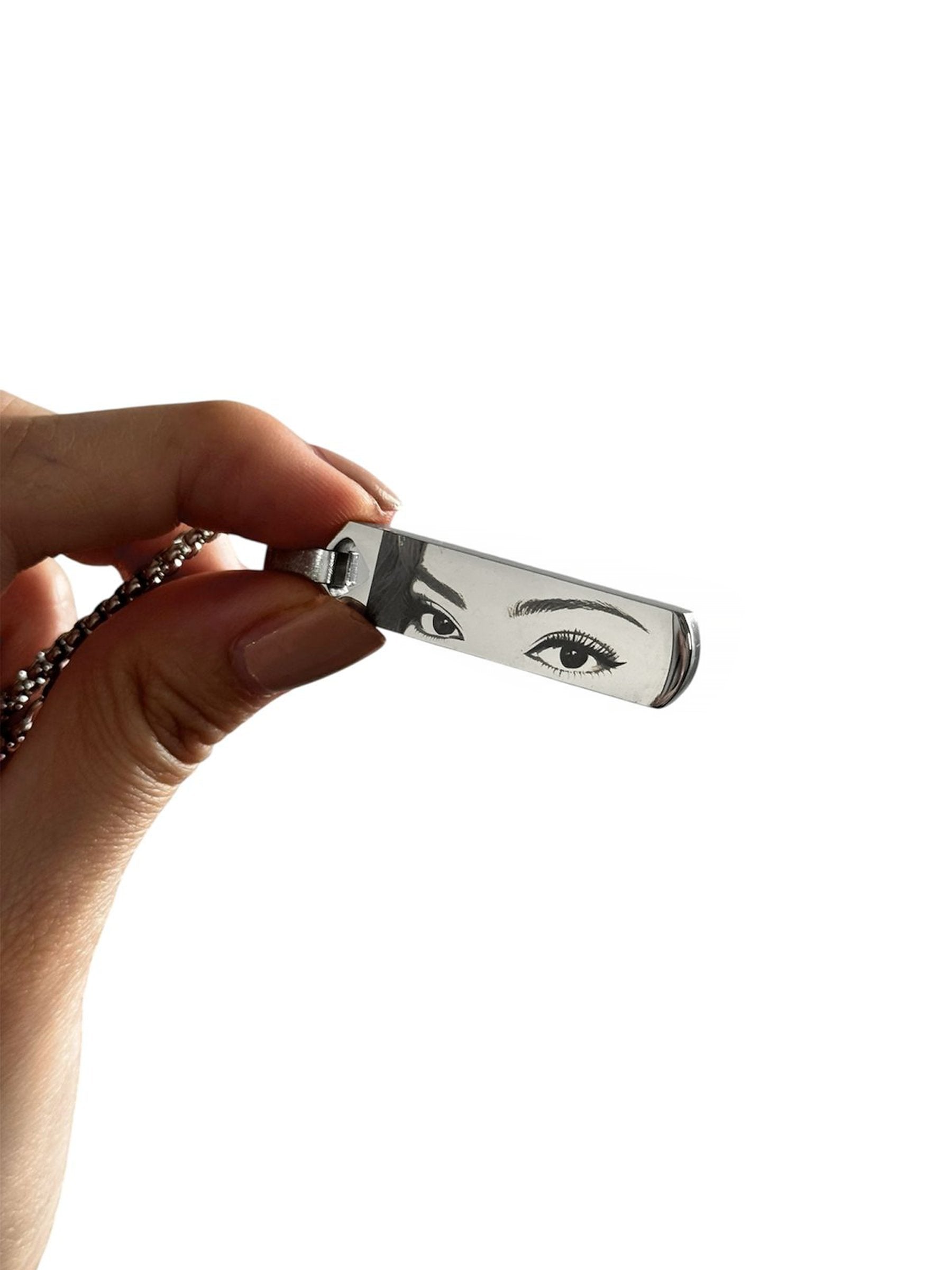 collar Zen con grabado de ojos