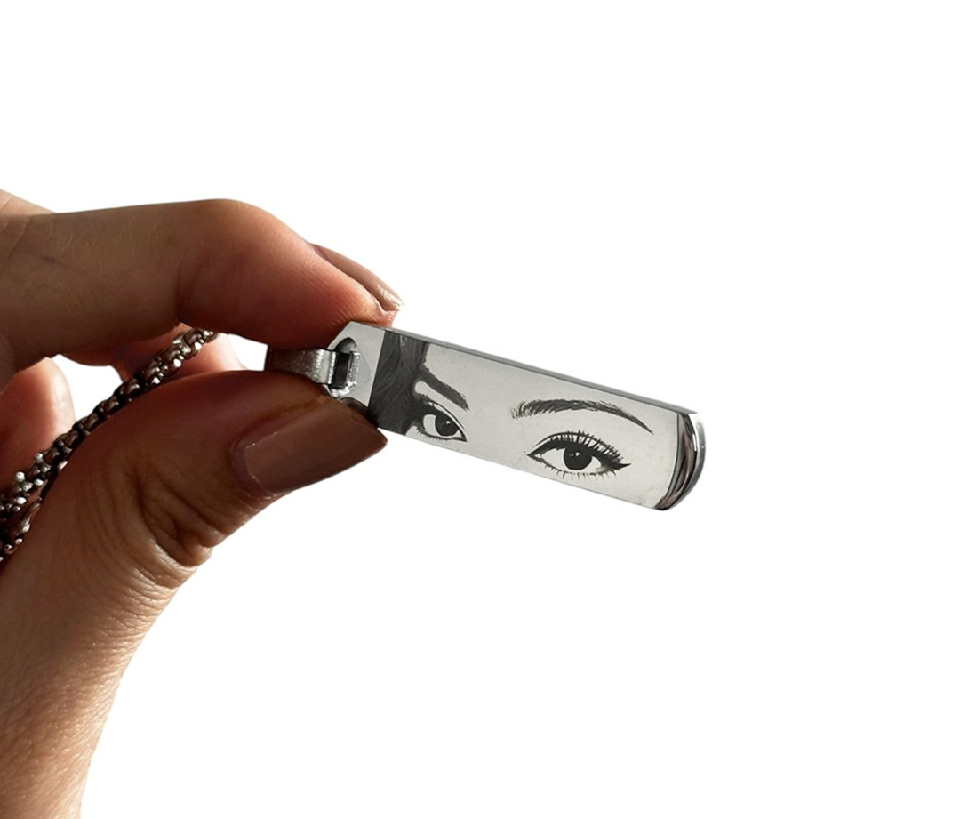 collar Zen con grabado de ojos